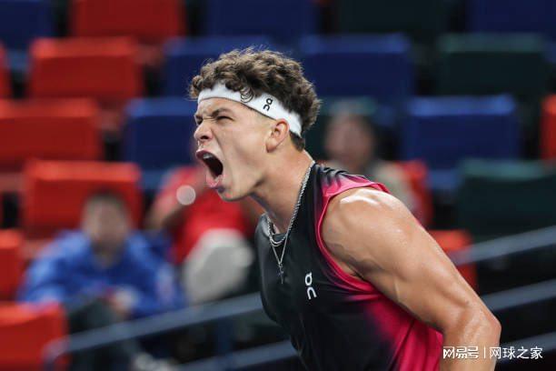 怀特30分钟内砍30+7+9+5三分，绿军队史首人