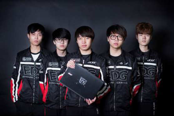 萨勒马克尔斯比赛里与裁判对峙，还被裁判踢了一脚